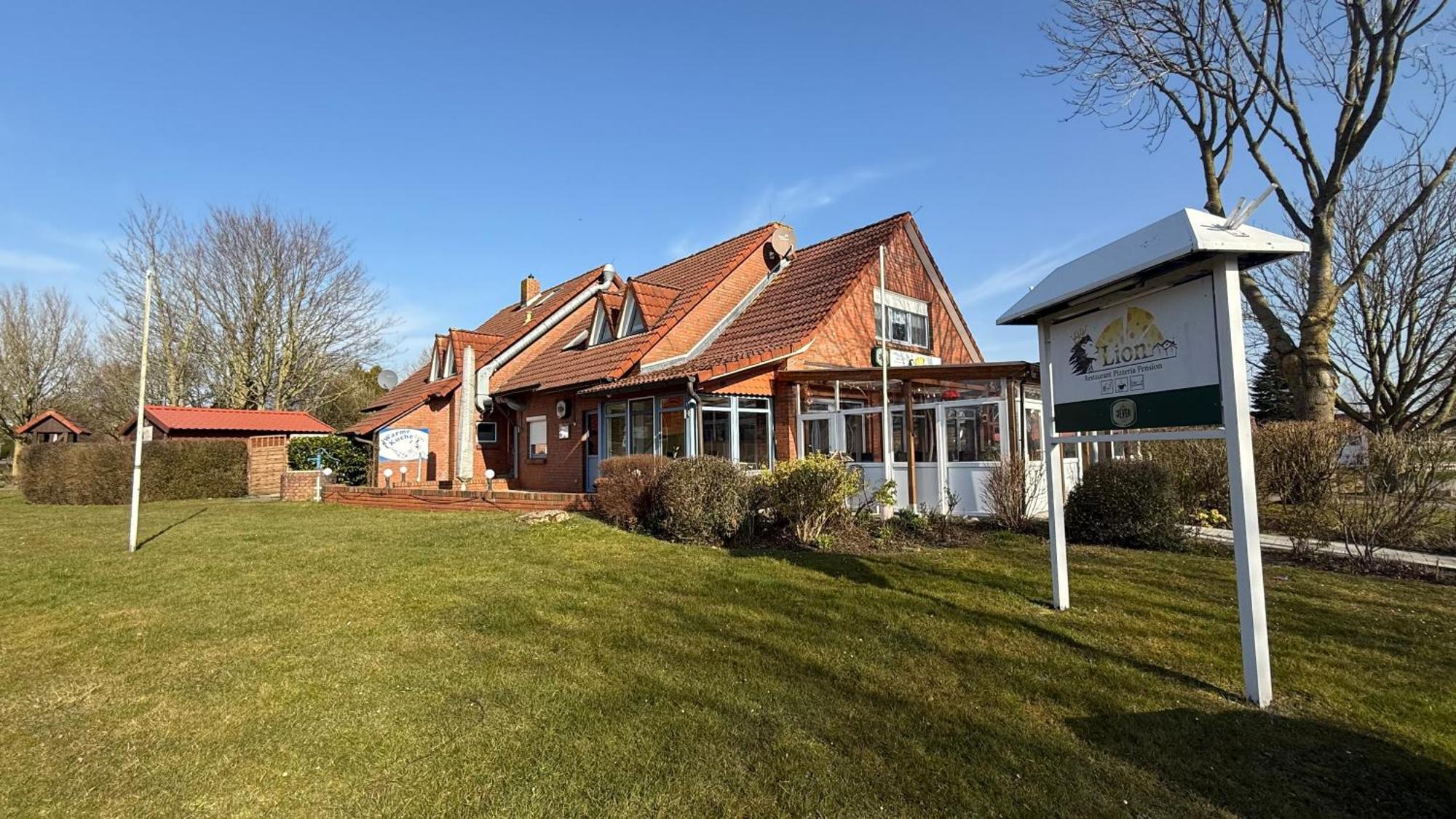 Pension Restaurant Pizzeria Lion Krummhörn Eksteriør billede