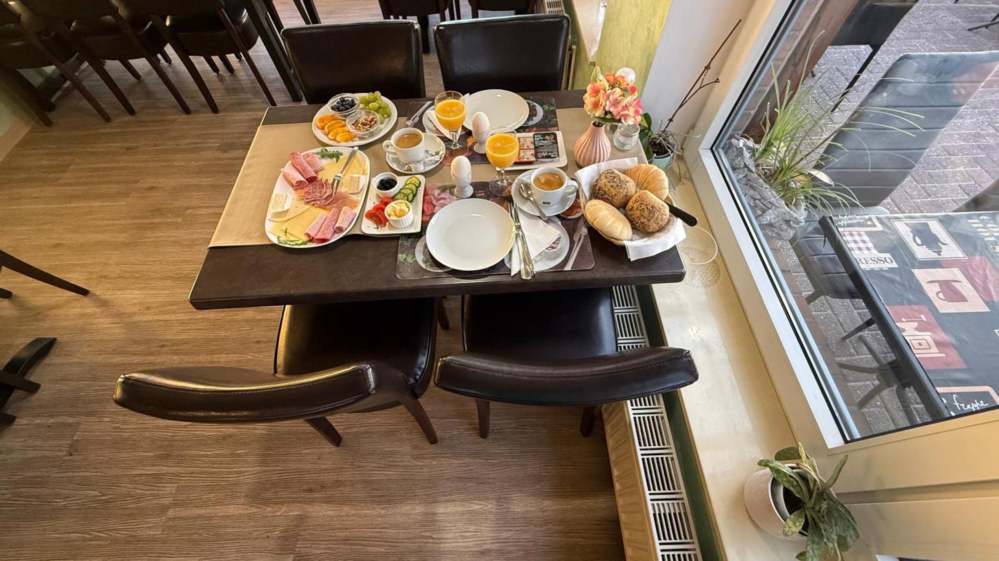 Pension Restaurant Pizzeria Lion Krummhörn Eksteriør billede